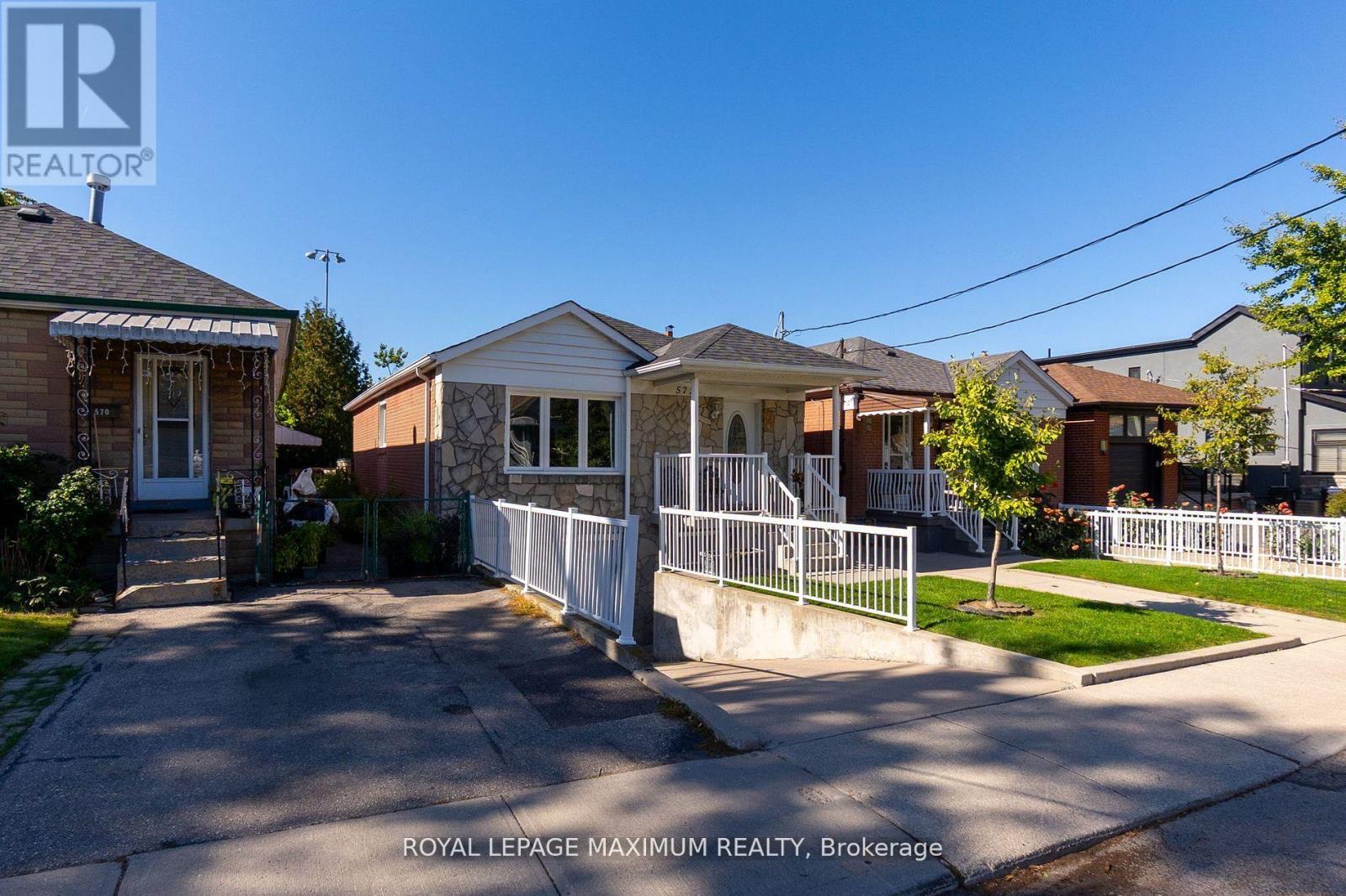 572 Northcliffe Boulevard, Toronto, Ontario  M6E 3L7 - Photo 2 - C12796682