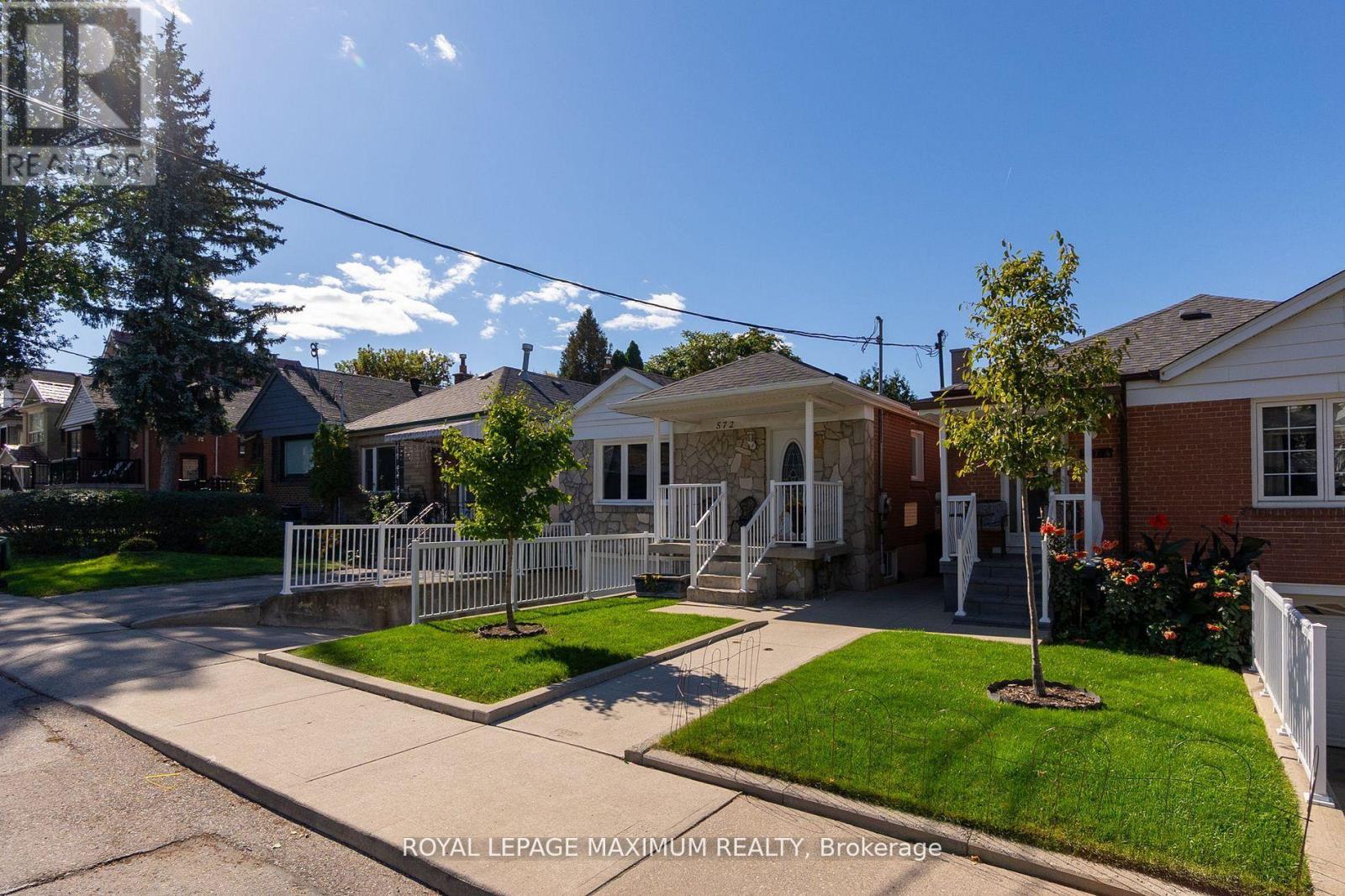 572 Northcliffe Boulevard, Toronto, Ontario  M6E 3L7 - Photo 3 - C12796682
