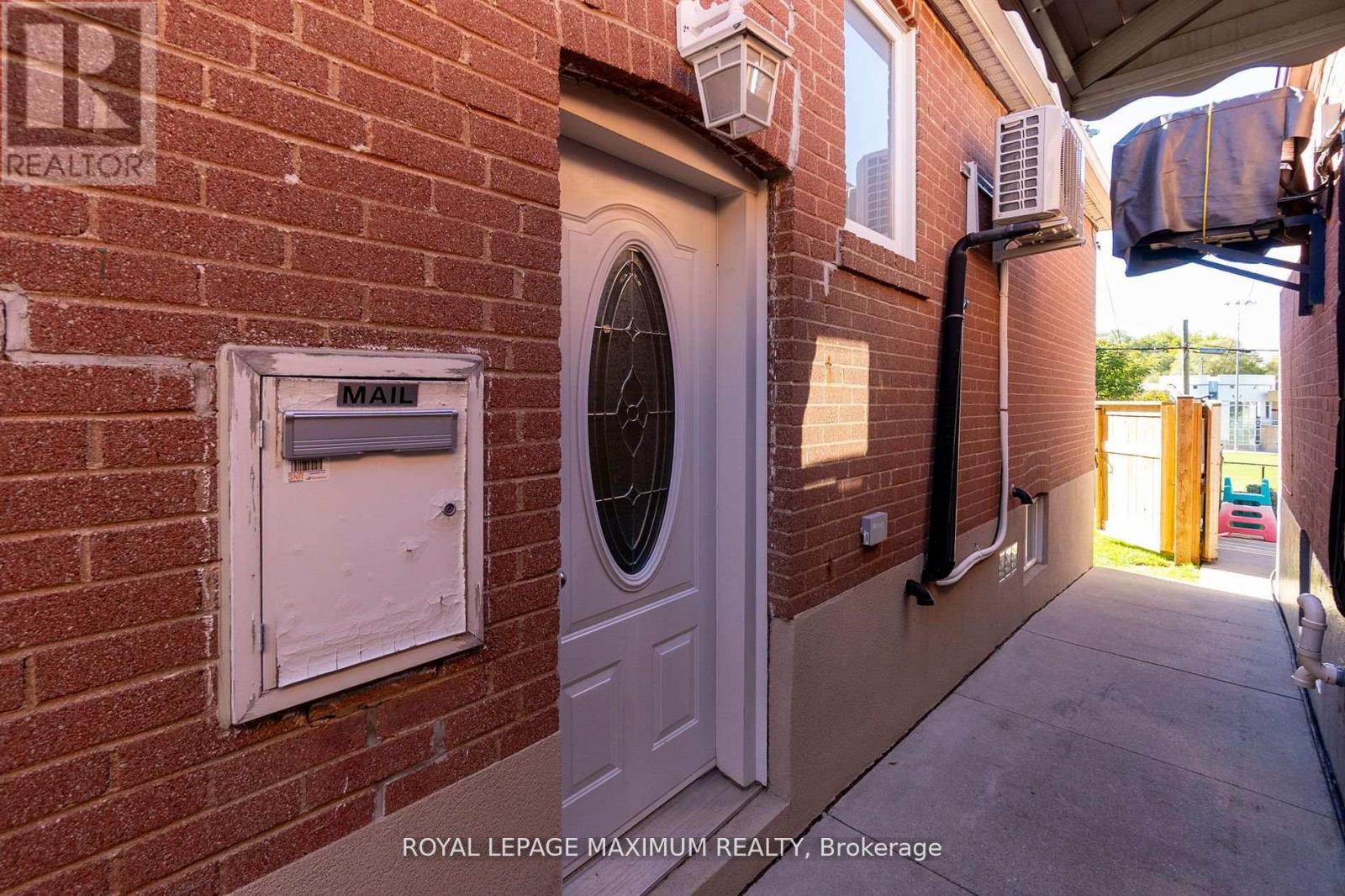 572 Northcliffe Boulevard, Toronto, Ontario  M6E 3L7 - Photo 5 - C12796682