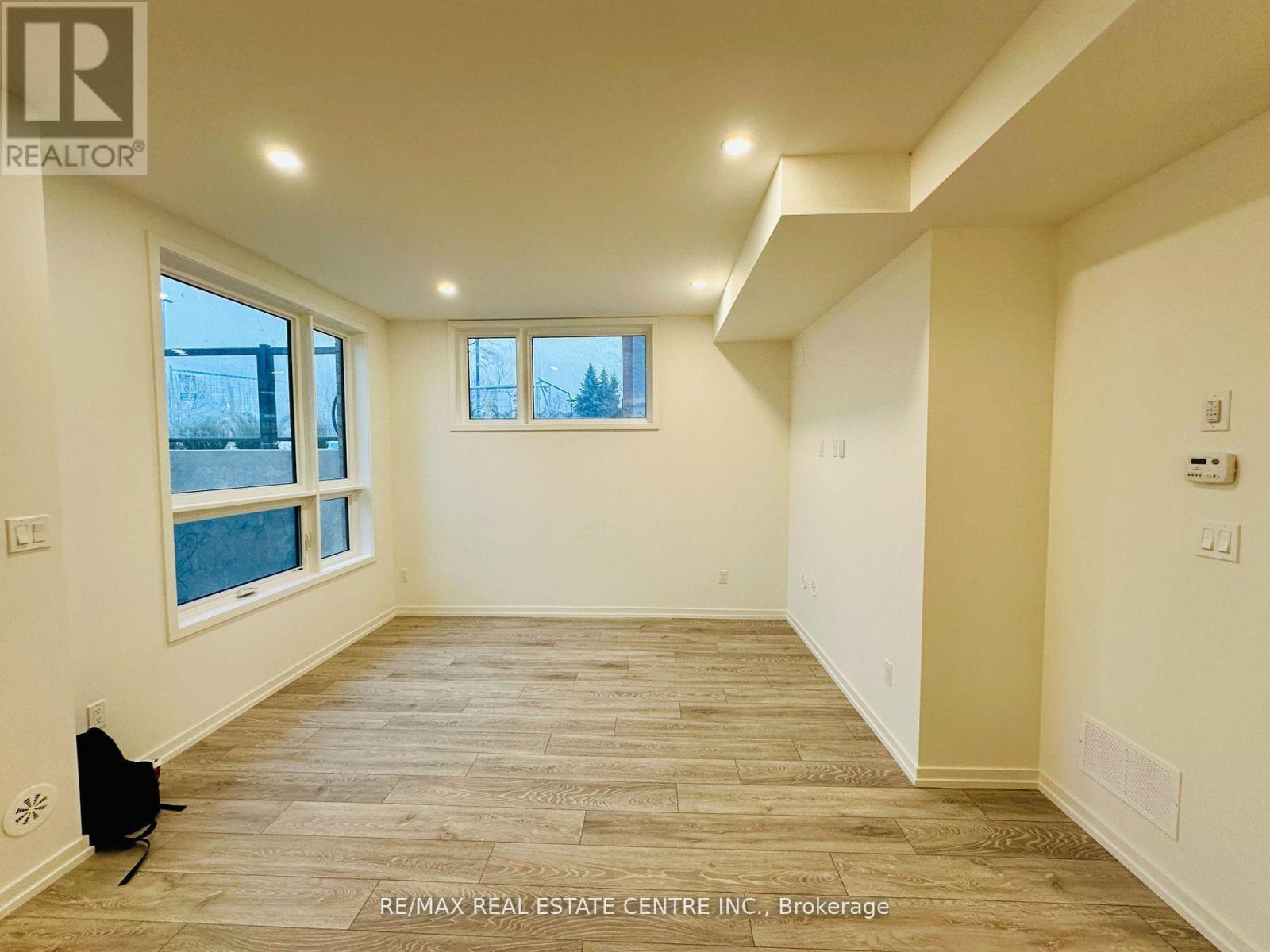 14 - 20 Lytham Green Circle, Newmarket (Glenway Estates), Ontario  L3Y 0H4 - Photo 4 - N12658716