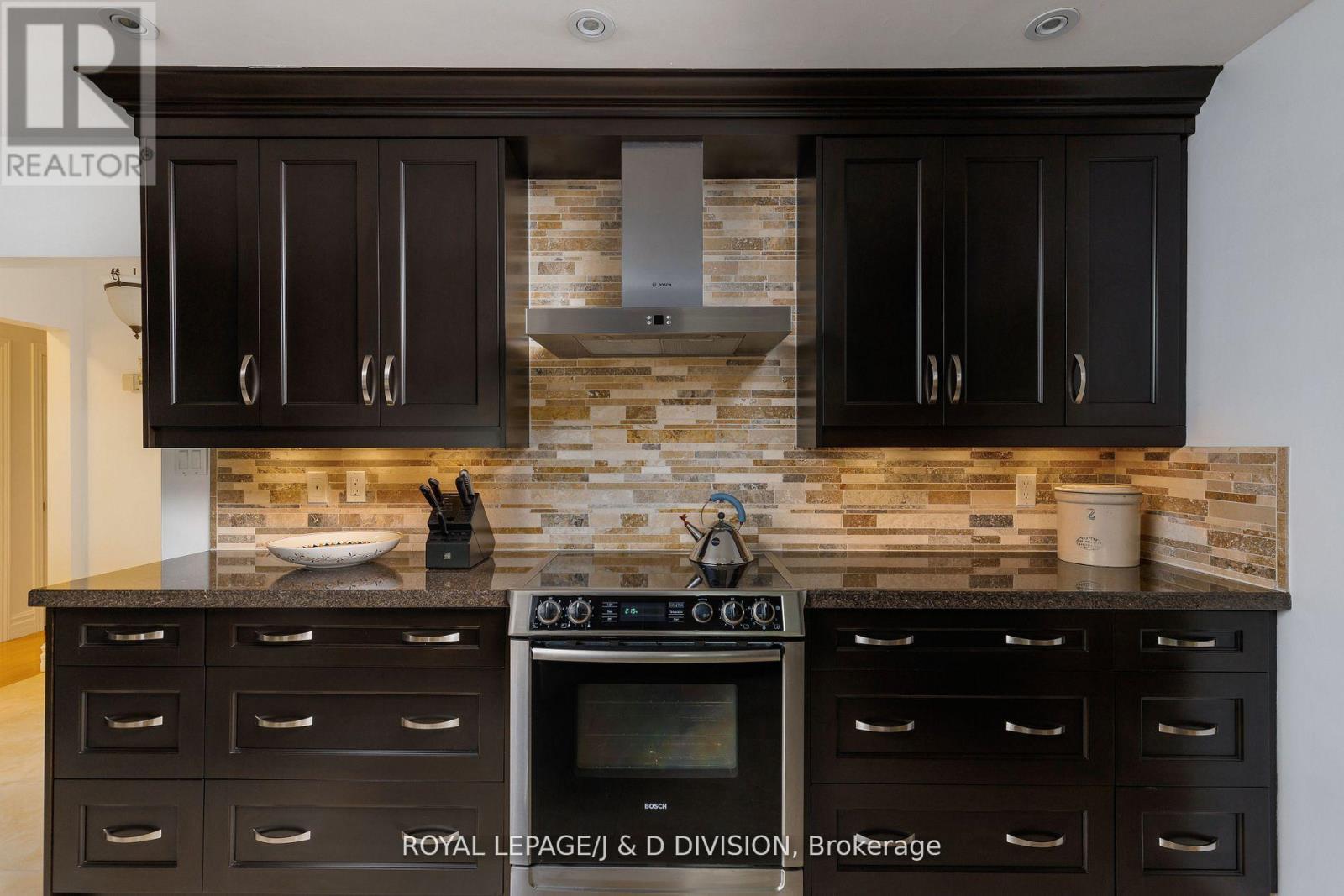 27 Paramount Court, Toronto, Ontario  M6M 2L3 - Photo 14 - W12796622