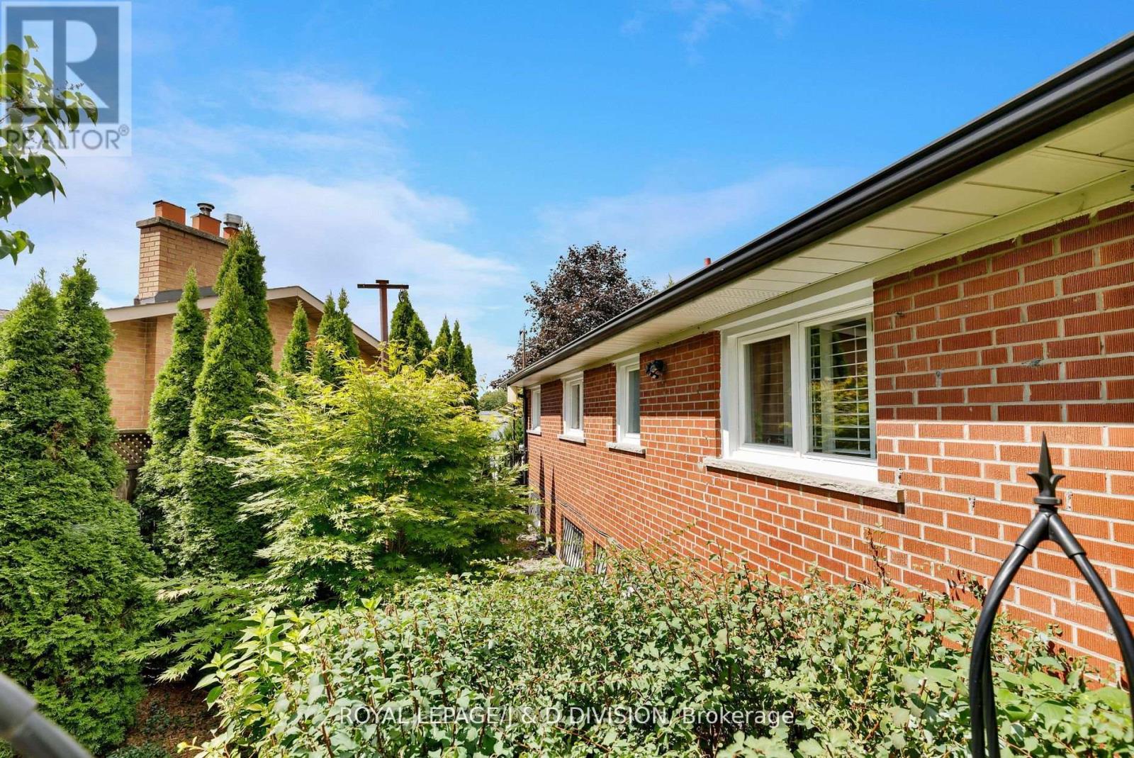 27 Paramount Court, Toronto, Ontario  M6M 2L3 - Photo 46 - W12796622