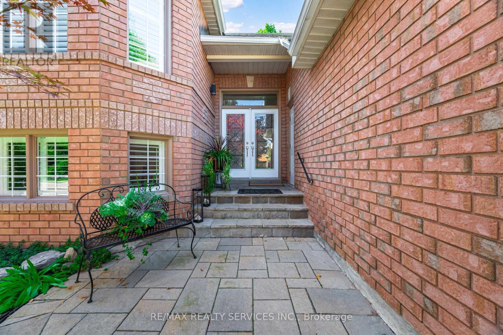 26 Hamilton Crescent, Halton Hills, Ontario  L7G 5R8 - Photo 4 - W12796624