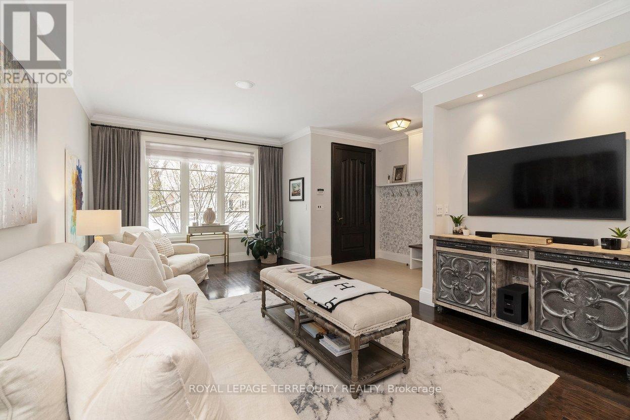 12 Elliott Avenue, Toronto, Ontario  M8X 2P8 - Photo 10 - W12796720