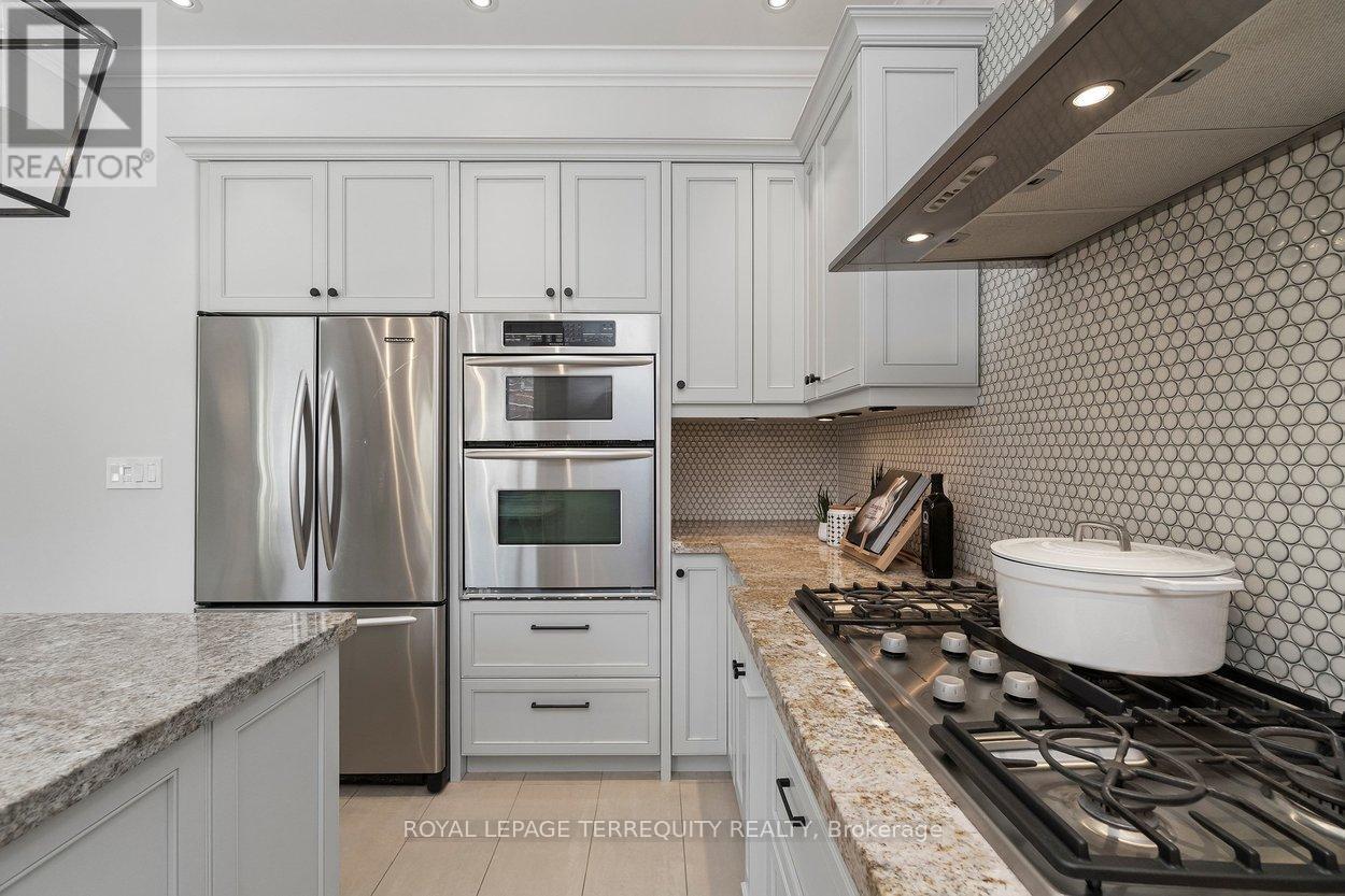 12 Elliott Avenue, Toronto, Ontario  M8X 2P8 - Photo 17 - W12796720