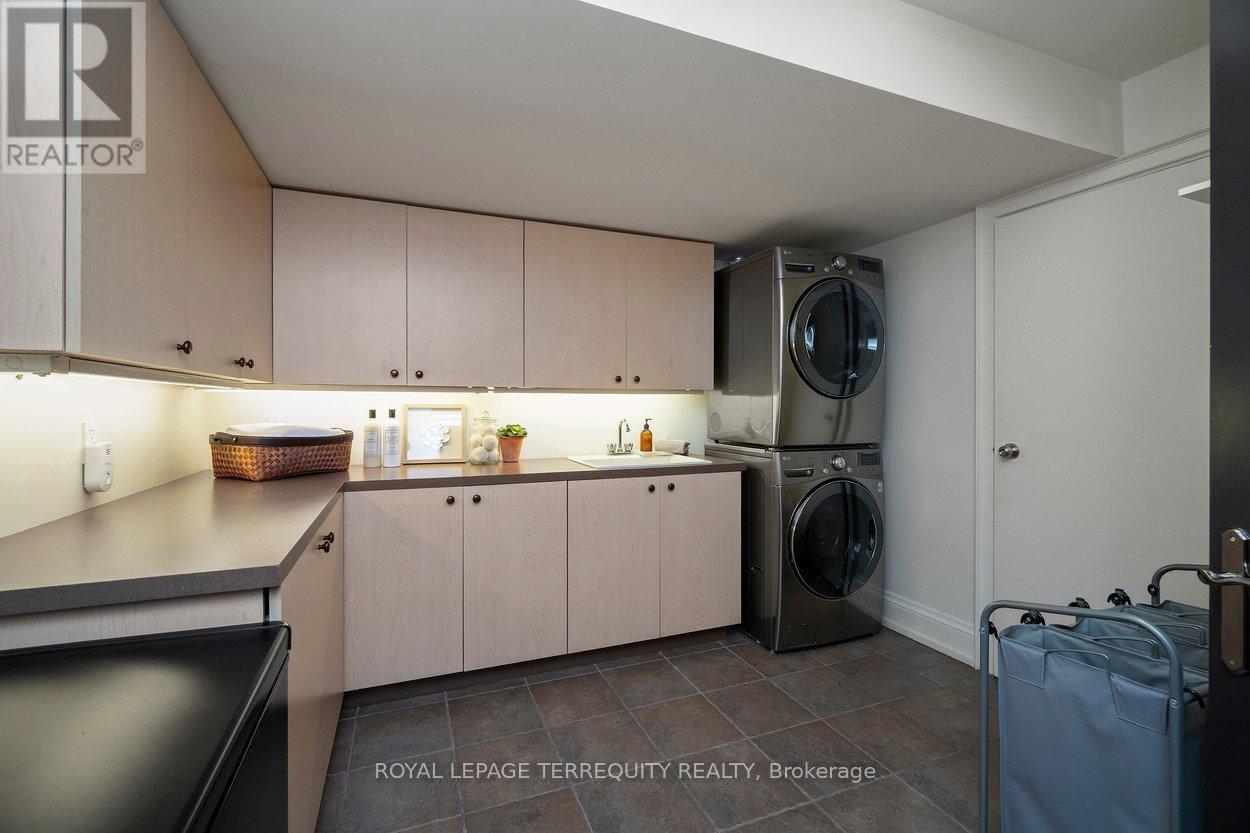 12 Elliott Avenue, Toronto, Ontario  M8X 2P8 - Photo 37 - W12796720