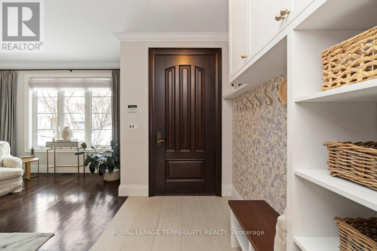 12 Elliott Avenue, Toronto, Ontario  M8X 2P8 - Photo 6 - W12796720