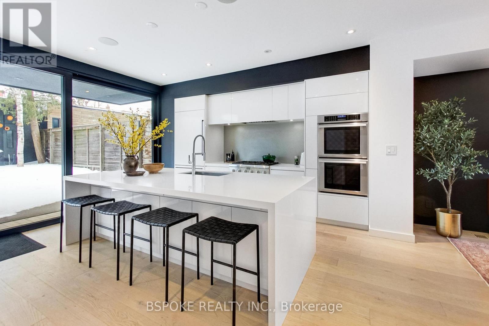 270 Indian Grove, Toronto, Ontario  M6P 2H5 - Photo 11 - W12796730