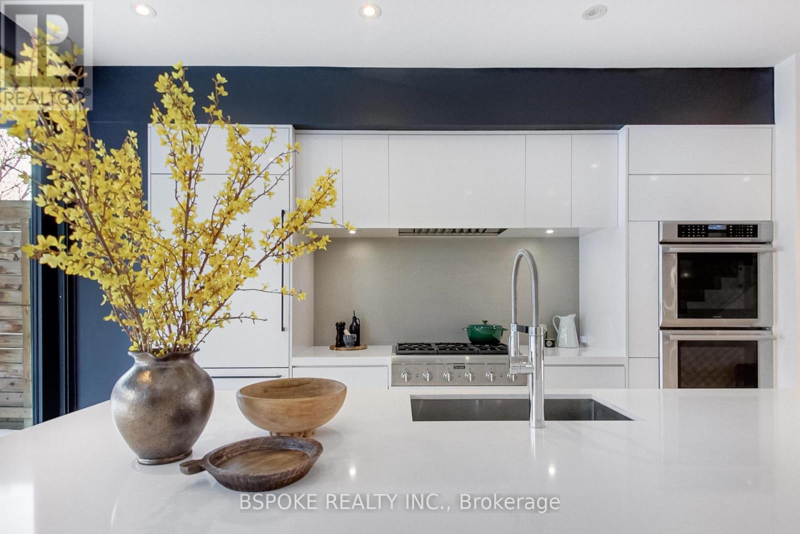 270 Indian Grove, Toronto, Ontario  M6P 2H5 - Photo 12 - W12796730