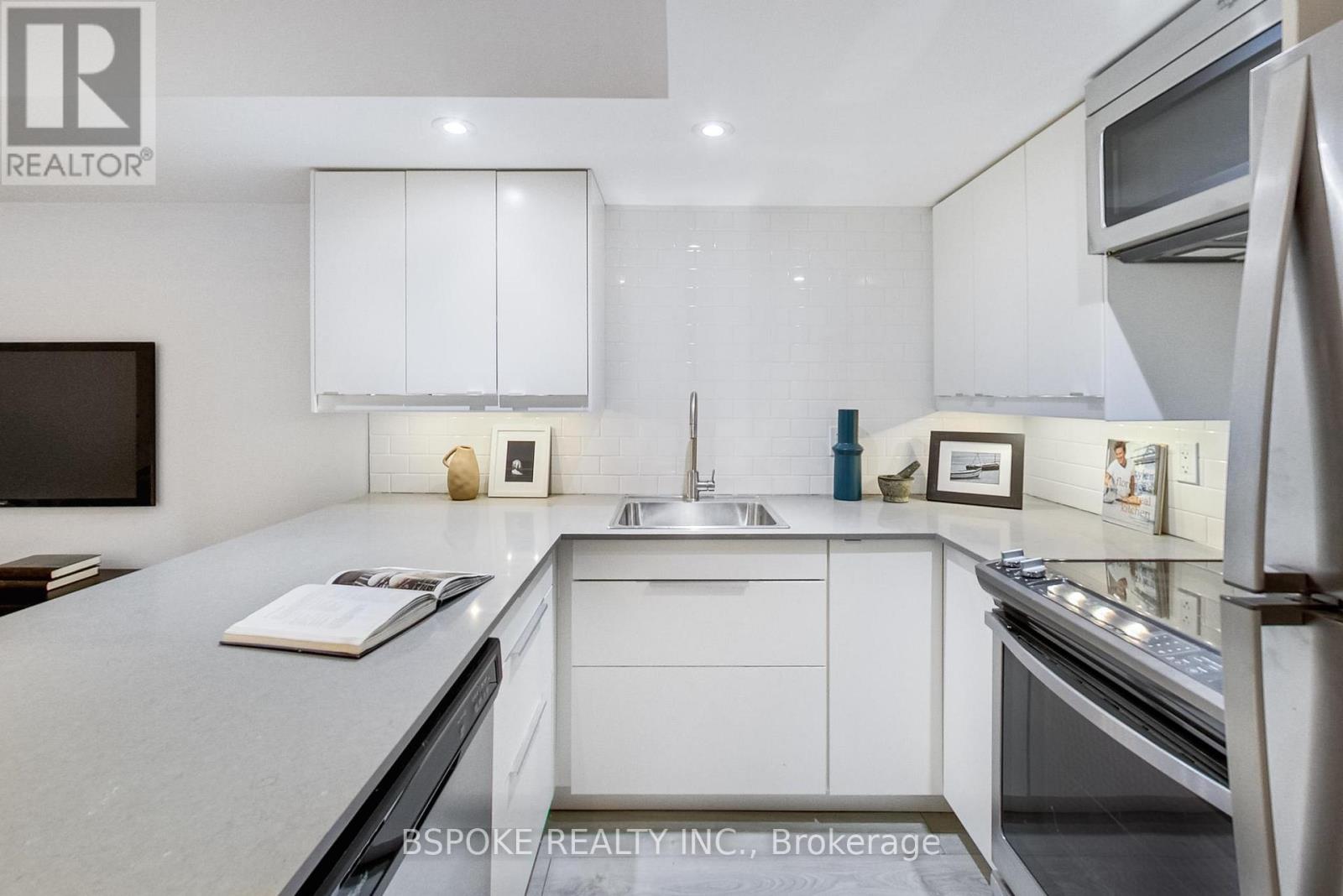 270 Indian Grove, Toronto, Ontario  M6P 2H5 - Photo 36 - W12796730