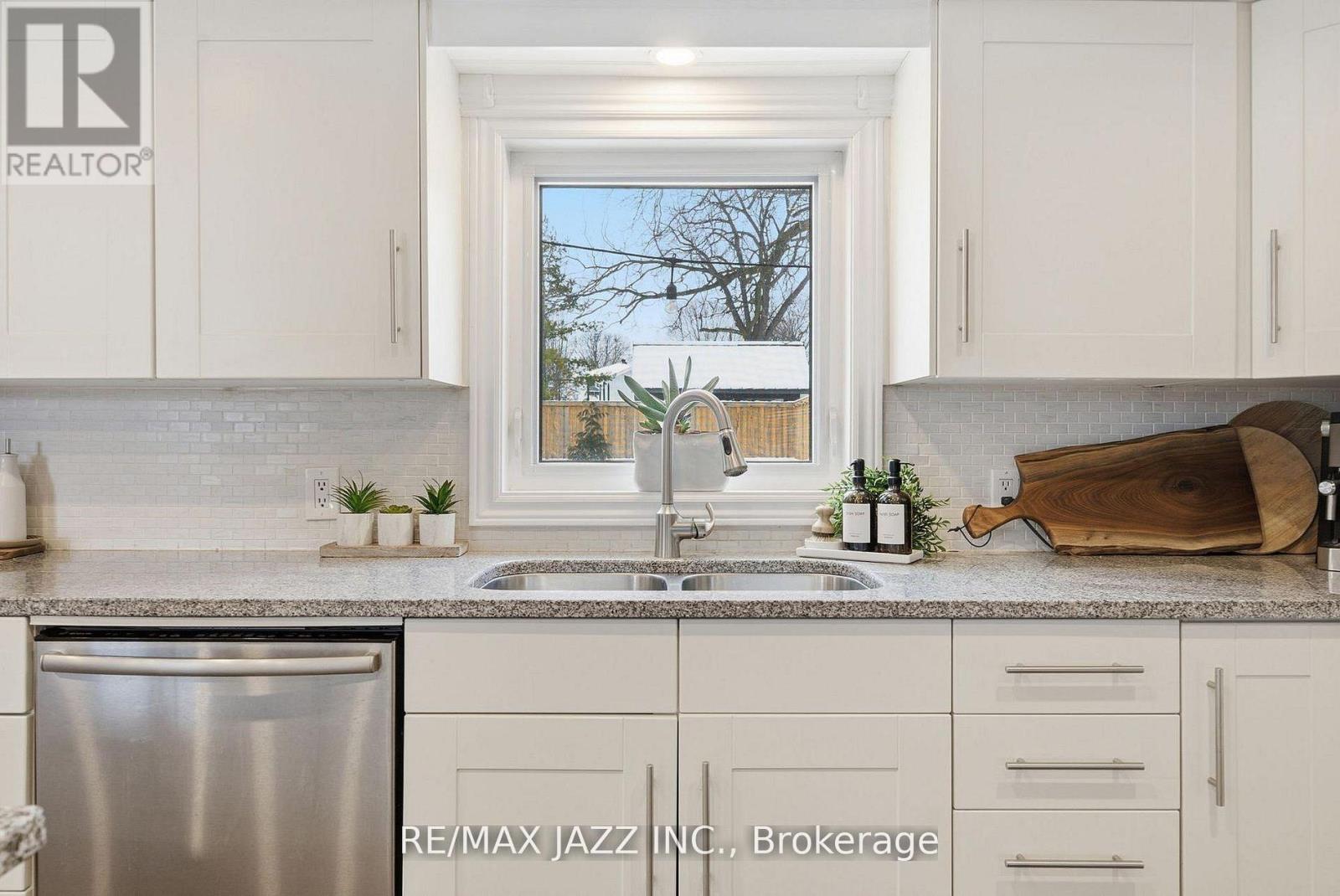 922 Byron Street S, Whitby, Ontario  L1N 4R9 - Photo 11 - E12796840