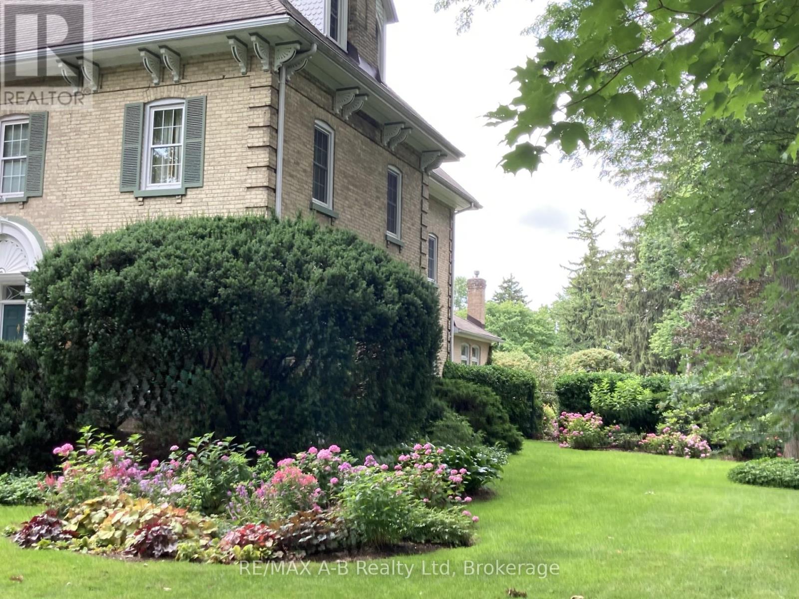 63 Centre Street, Stratford, Ontario  N5A 1E4 - Photo 3 - X12796820