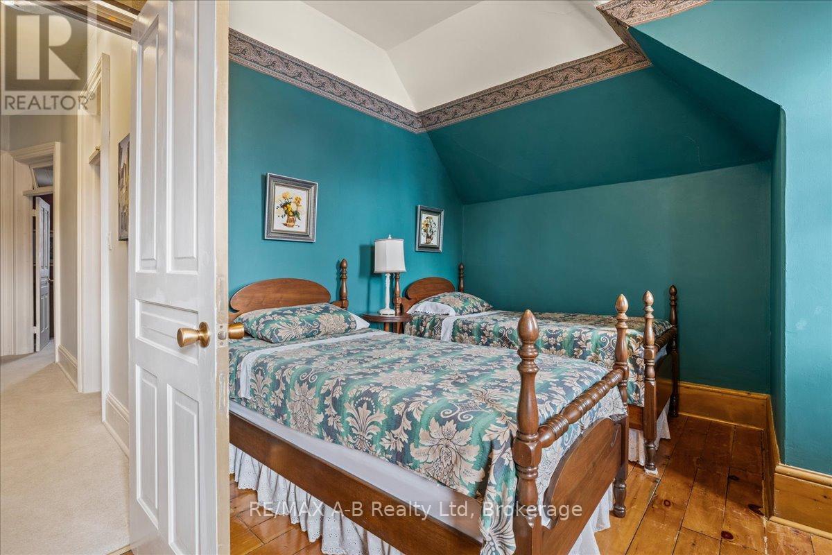 63 Centre Street, Stratford, Ontario  N5A 1E4 - Photo 36 - X12796820