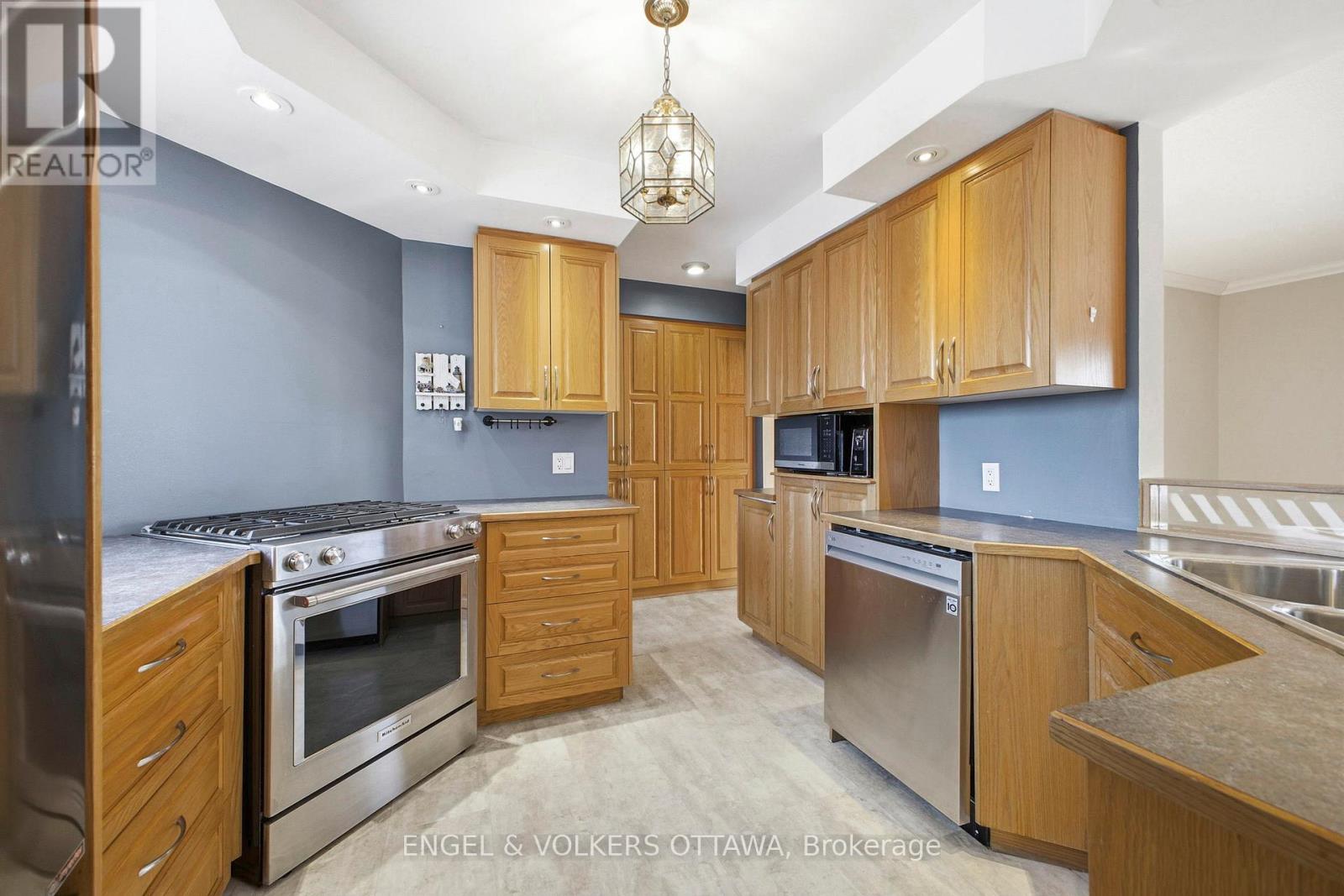 49 Inverness Avenue, Ottawa, Ontario  K2E 6N6 - Photo 12 - X12797082