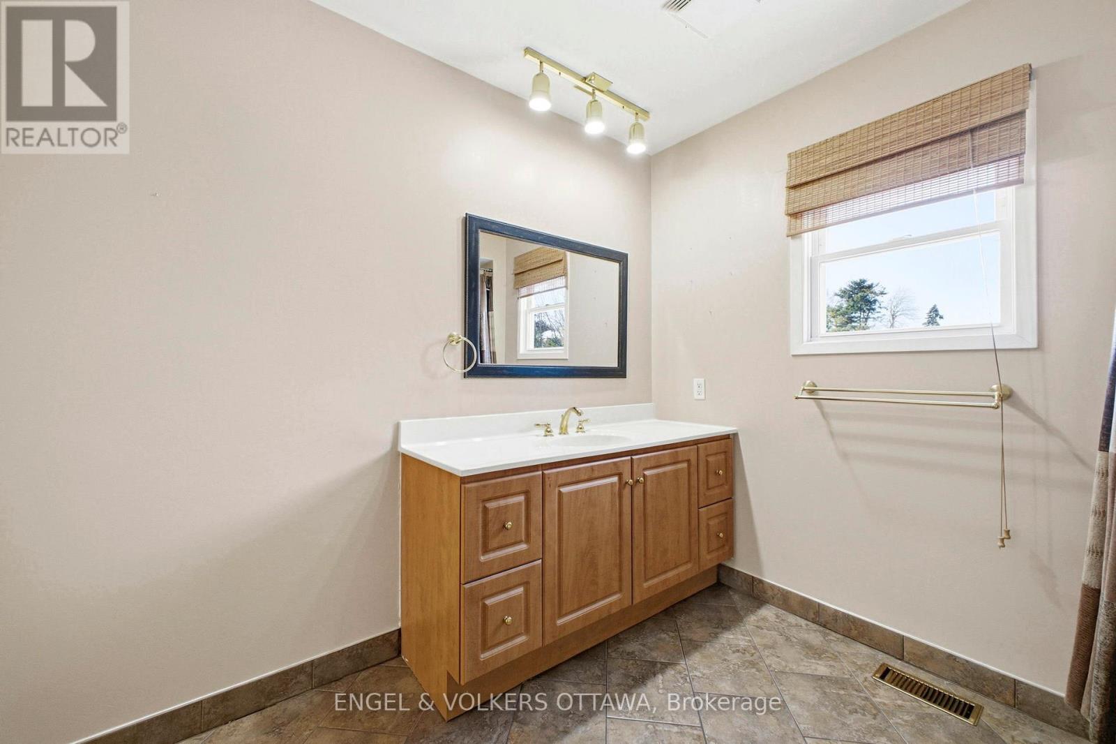 49 Inverness Avenue, Ottawa, Ontario  K2E 6N6 - Photo 23 - X12797082