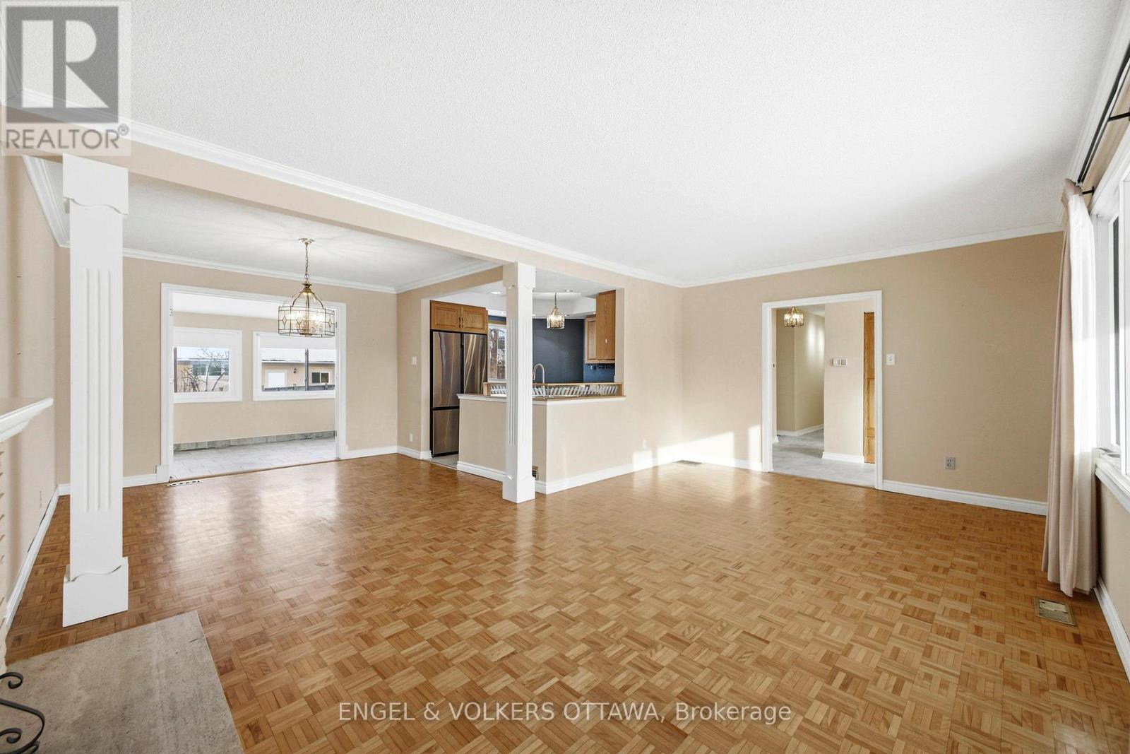 49 Inverness Avenue, Ottawa, Ontario  K2E 6N6 - Photo 4 - X12797082