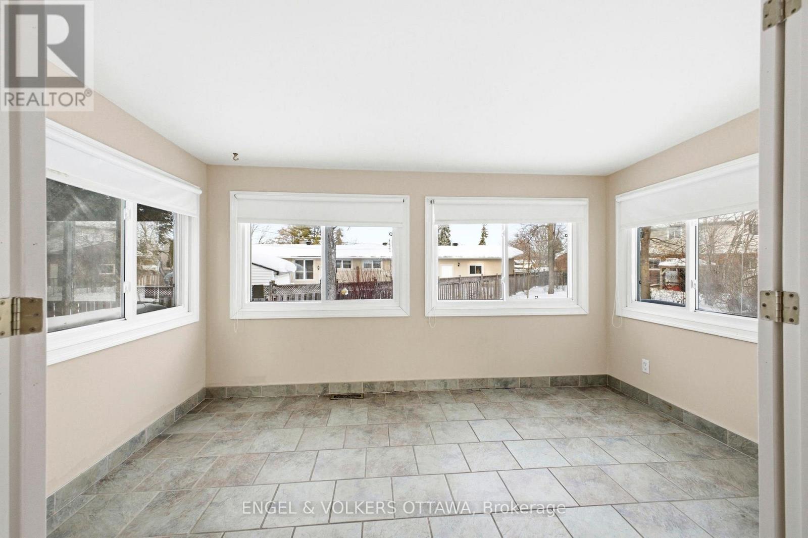 49 Inverness Avenue, Ottawa, Ontario  K2E 6N6 - Photo 7 - X12797082