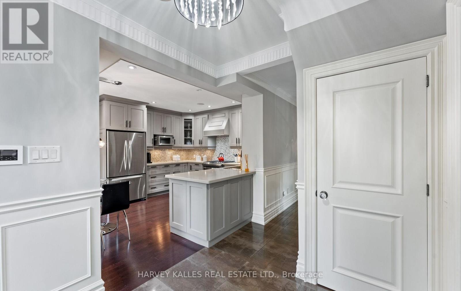 112 Mason Boulevard, Toronto, Ontario  M5M 3E3 - Photo 19 - C12796904