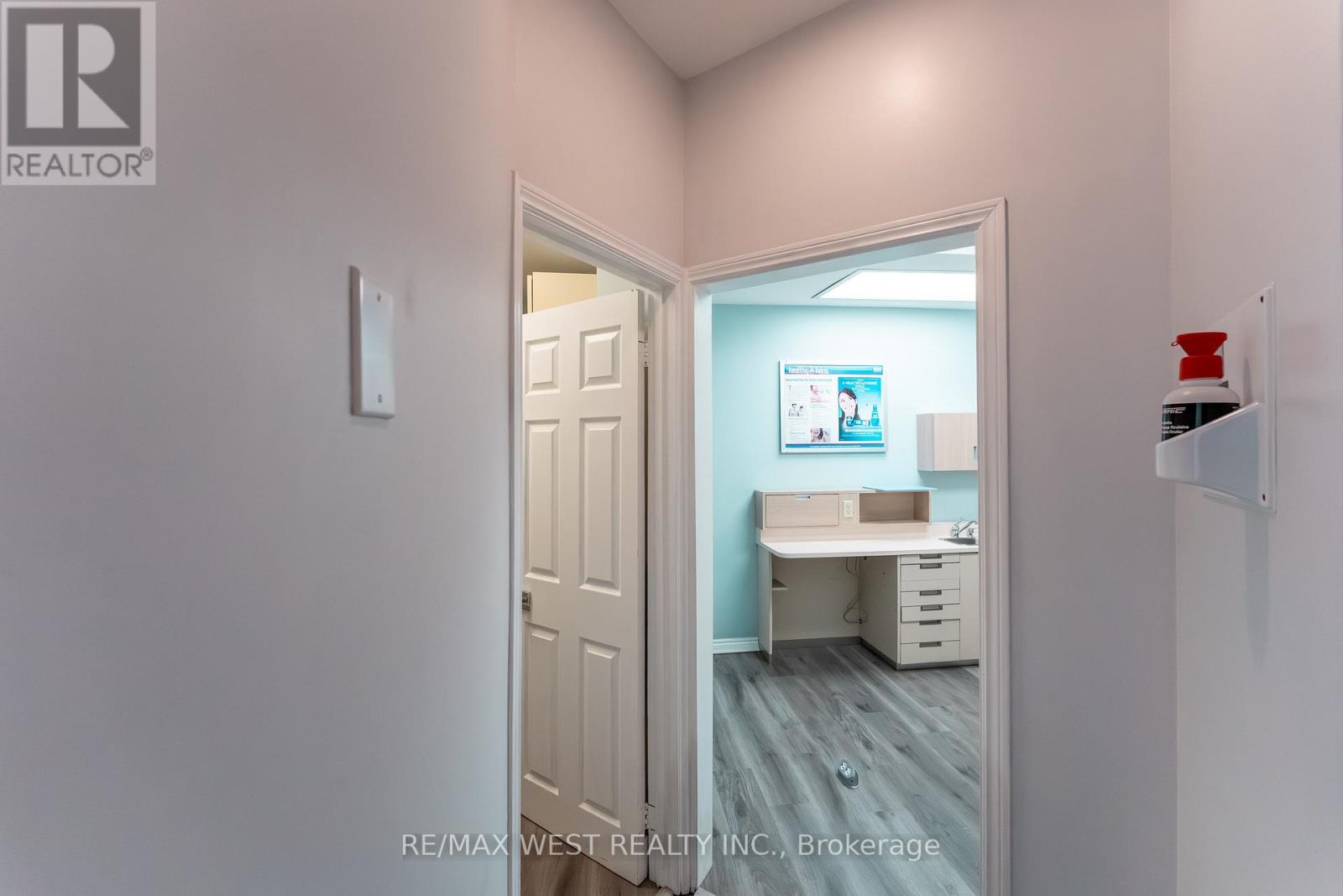 Main Floor - 106 Brock Street N, Whitby (Downtown Whitby), Ontario  L1N 4H2 - Photo 18 - E12796830