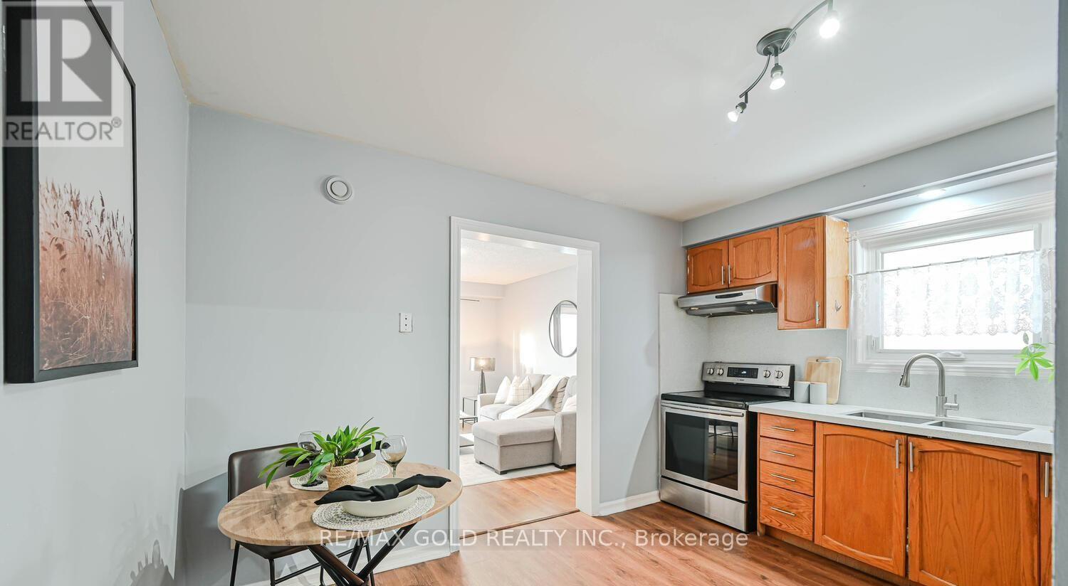 73 Chipmunk Crescent, Brampton, Ontario  L6R 1B4 - Photo 5 - W12797056