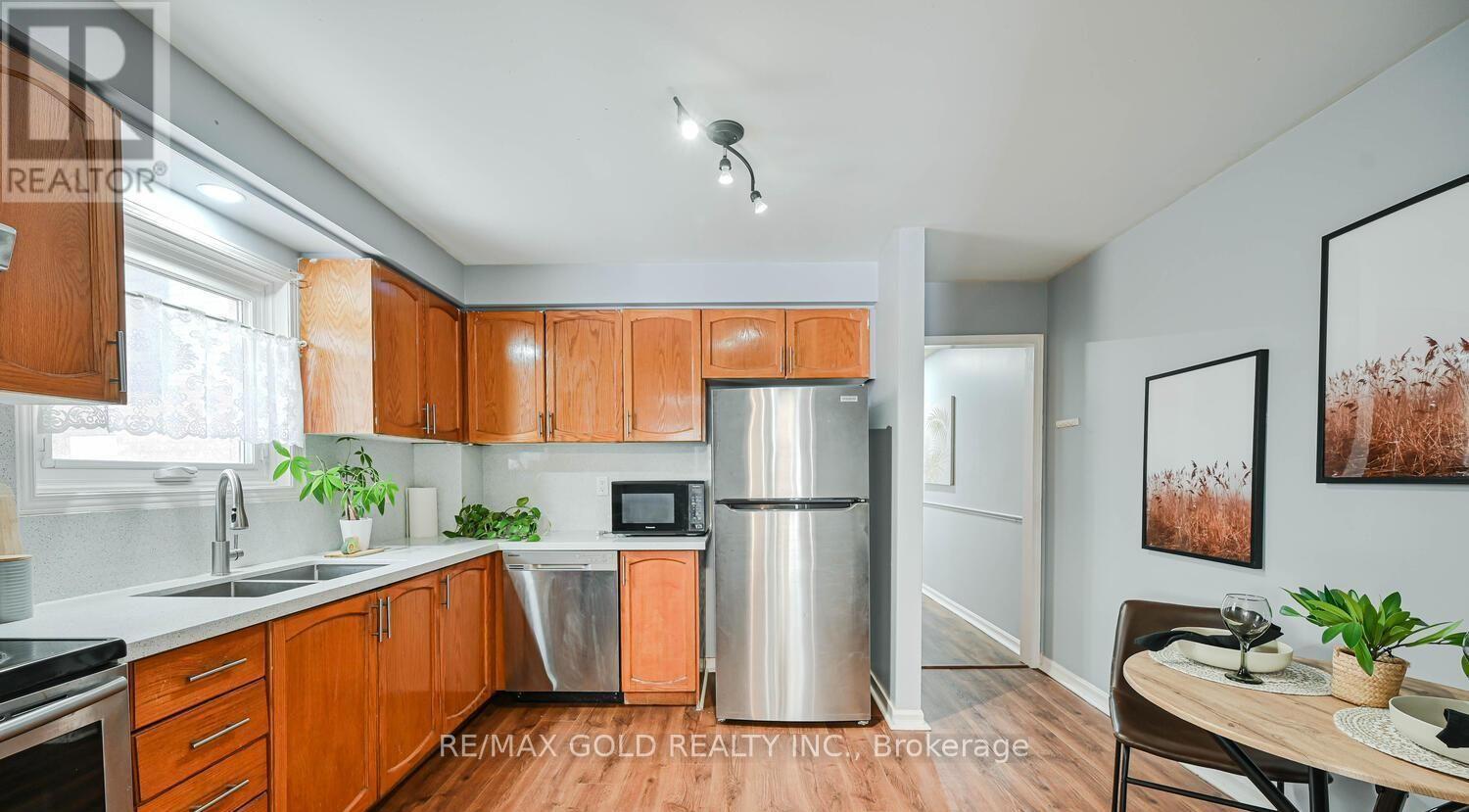 73 Chipmunk Crescent, Brampton, Ontario  L6R 1B4 - Photo 7 - W12797056