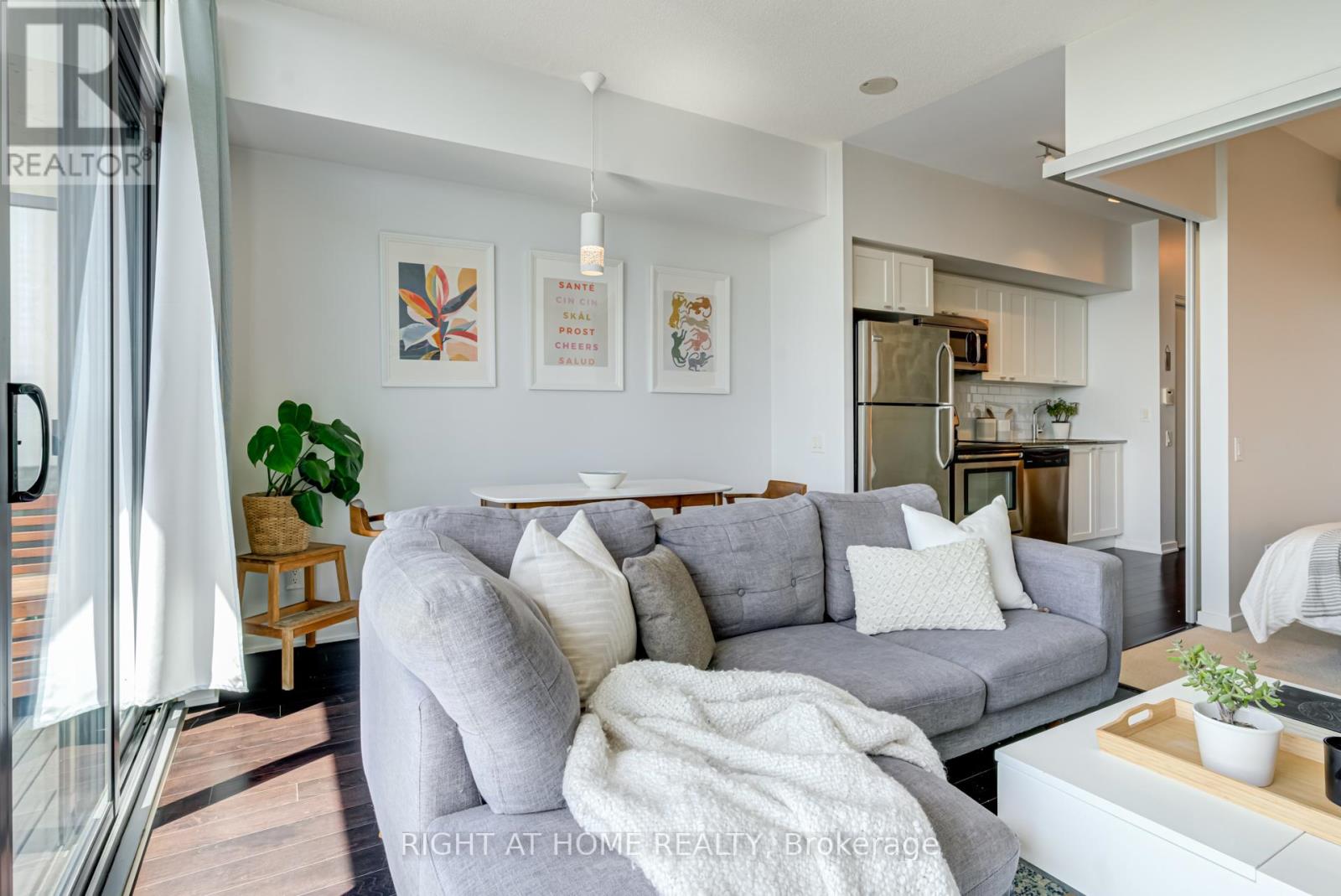 1706 - 105 The Queensway Avenue, Toronto, Ontario  M6S 5B5 - Photo 11 - W12797090