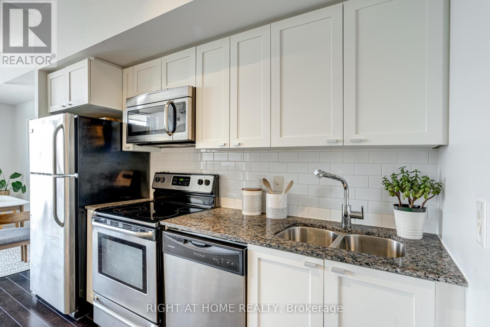 1706 - 105 The Queensway Avenue, Toronto, Ontario  M6S 5B5 - Photo 6 - W12797090