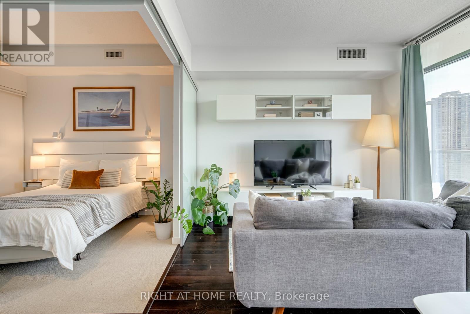 1706 - 105 The Queensway Avenue, Toronto, Ontario  M6S 5B5 - Photo 9 - W12797090