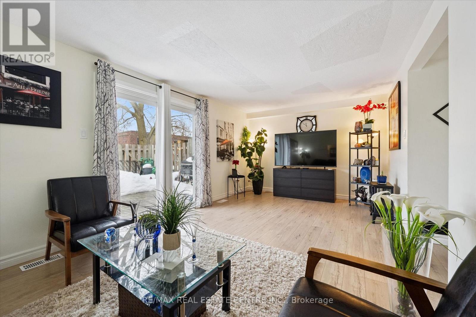 9 - 120 Country Club Drive, Guelph, Ontario  N1E 3K7 - Photo 10 - X12796858