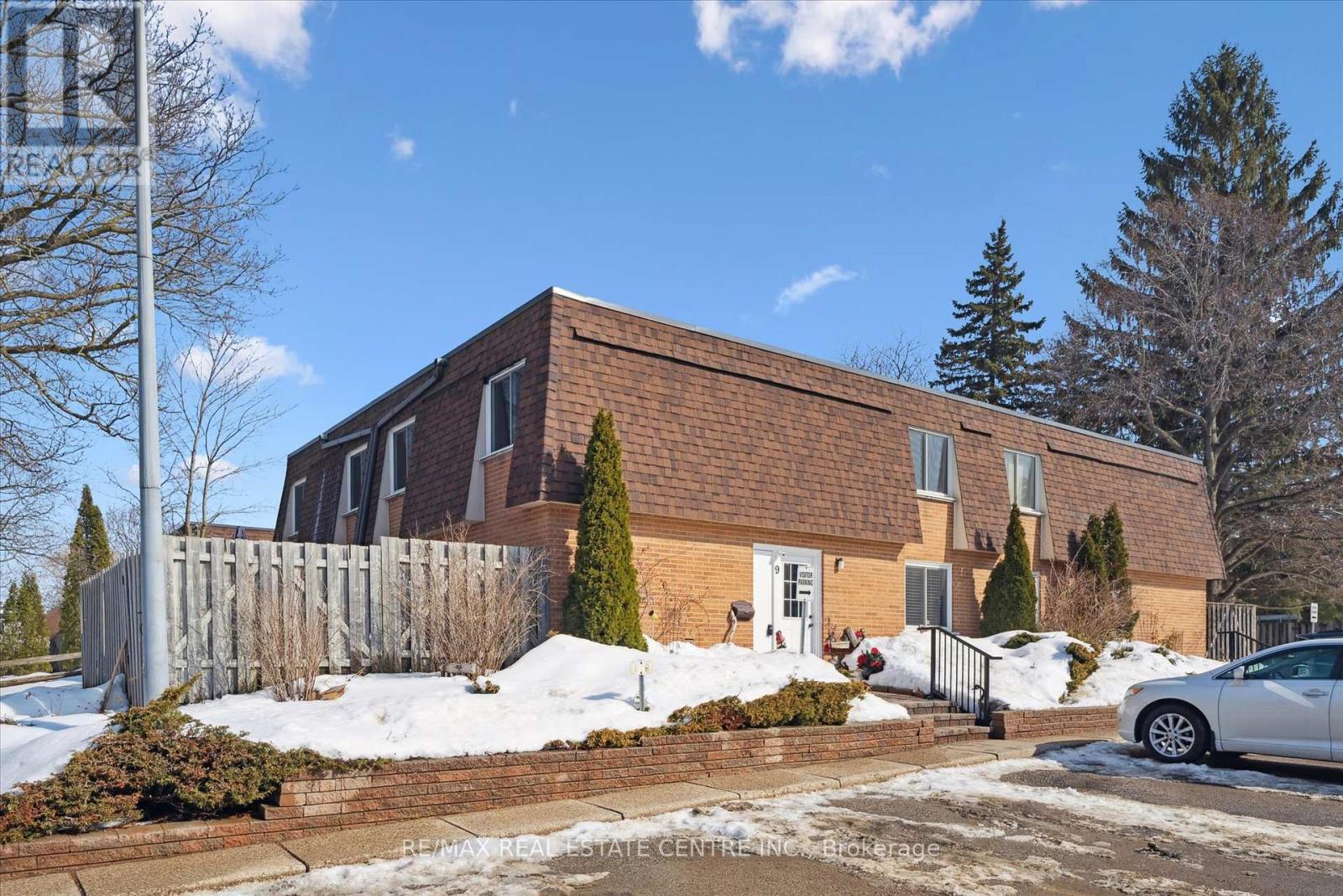 9 - 120 Country Club Drive, Guelph, Ontario  N1E 3K7 - Photo 2 - X12796858