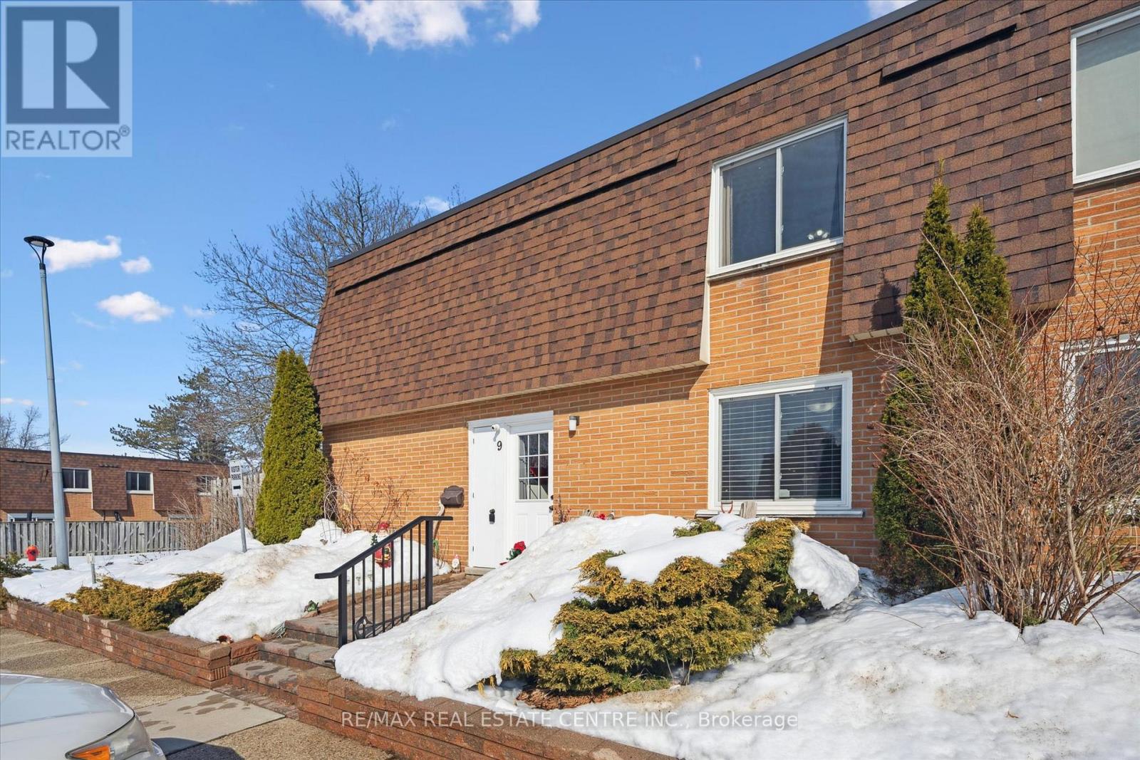 9 - 120 Country Club Drive, Guelph, Ontario  N1E 3K7 - Photo 3 - X12796858