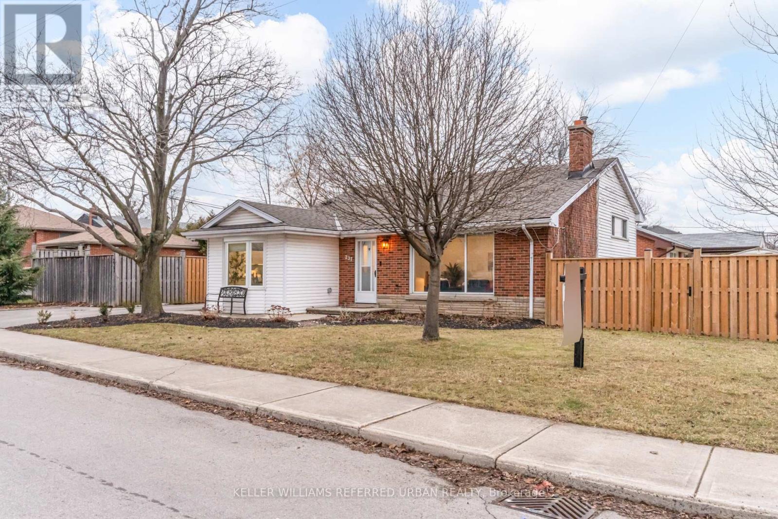 237 Hoover Crescent, Hamilton, Ontario  L9A 3H5 - Photo 3 - X12796932