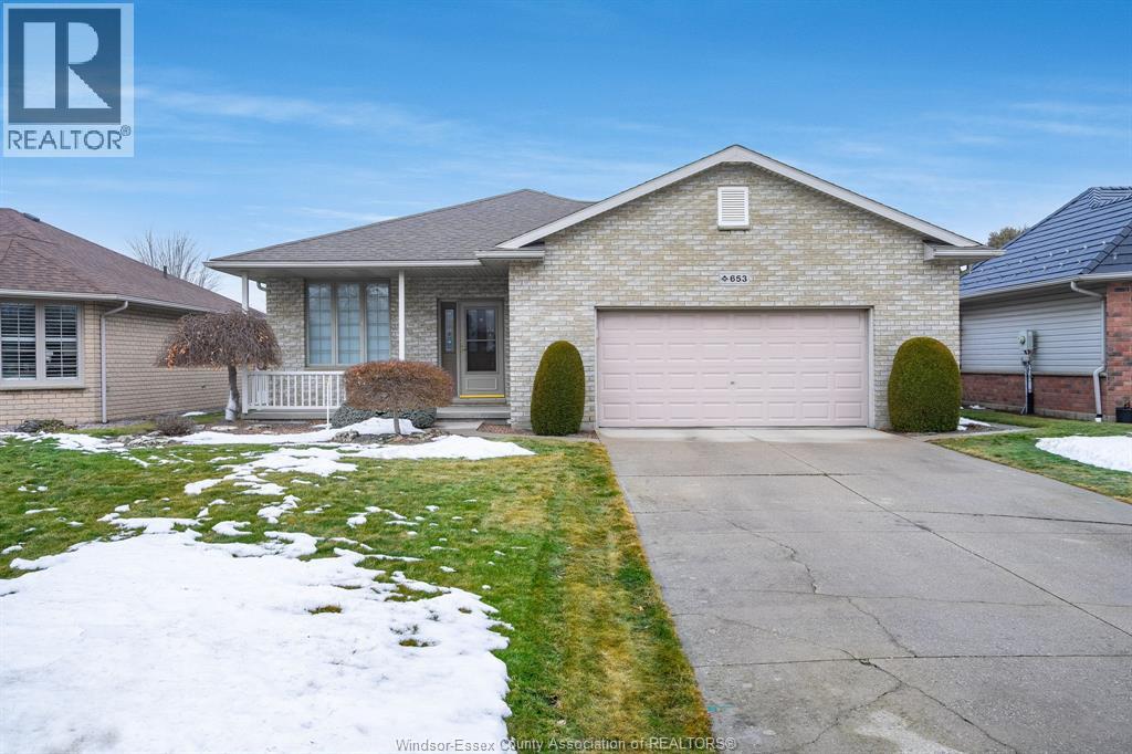 MLS# 26003409: 653 McNaughton AVENUE West, Chatham, Canada