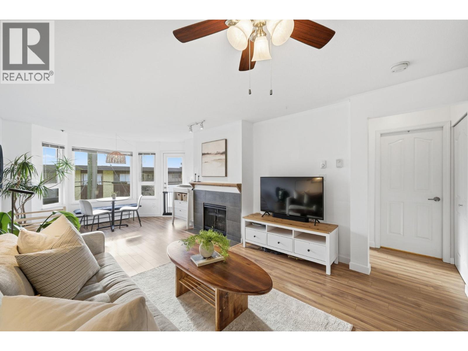 204 315 E 3rd Street, North Vancouver, British Columbia  V7L 1G1 - Photo 2 - R3090951