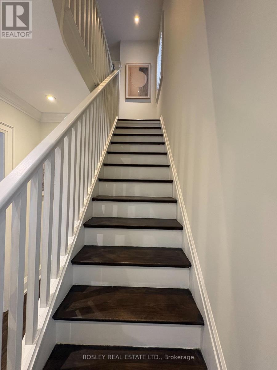 19 Thursfield Crescent, Toronto, Ontario  M4G 2N4 - Photo 2 - C12797194