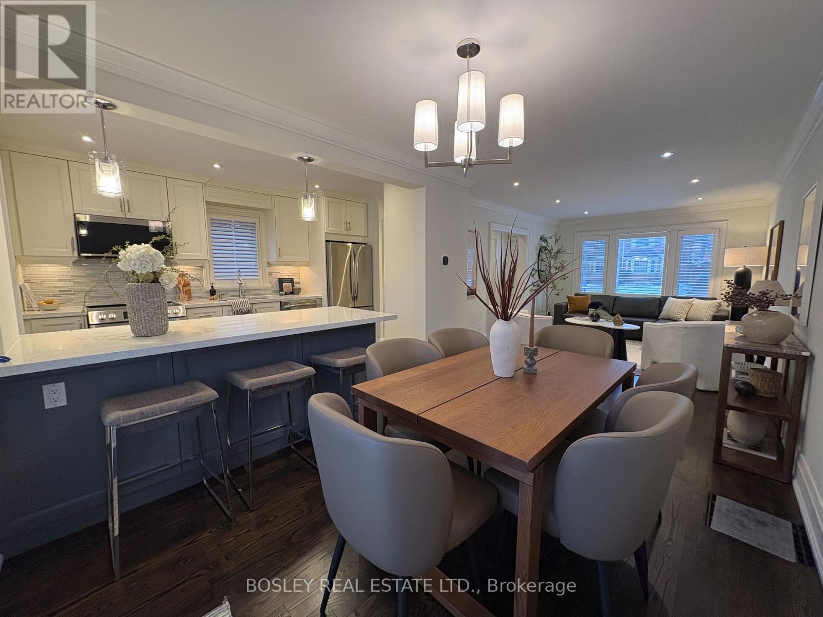 19 Thursfield Crescent, Toronto, Ontario  M4G 2N4 - Photo 4 - C12797194