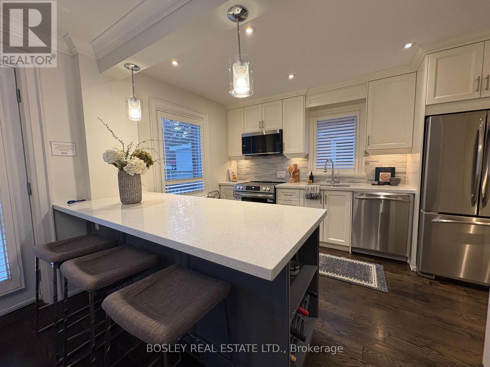 19 Thursfield Crescent, Toronto, Ontario  M4G 2N4 - Photo 5 - C12797194