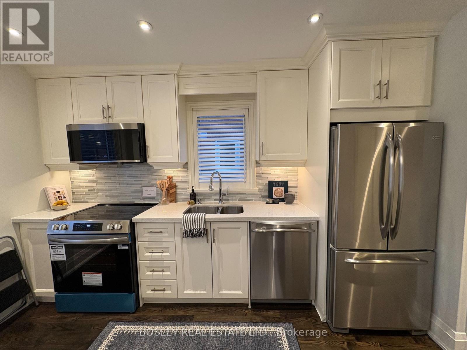 19 Thursfield Crescent, Toronto, Ontario  M4G 2N4 - Photo 6 - C12797194