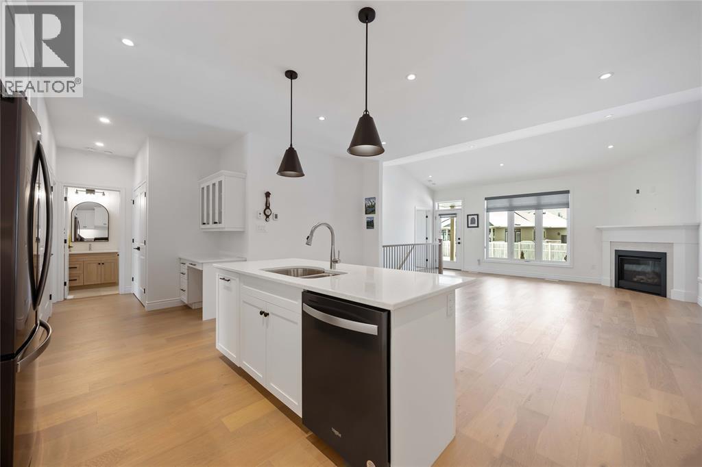 102 Leneve Street, Lambton Shores, Ontario  N0N 1J0 - Photo 9 - 26002787