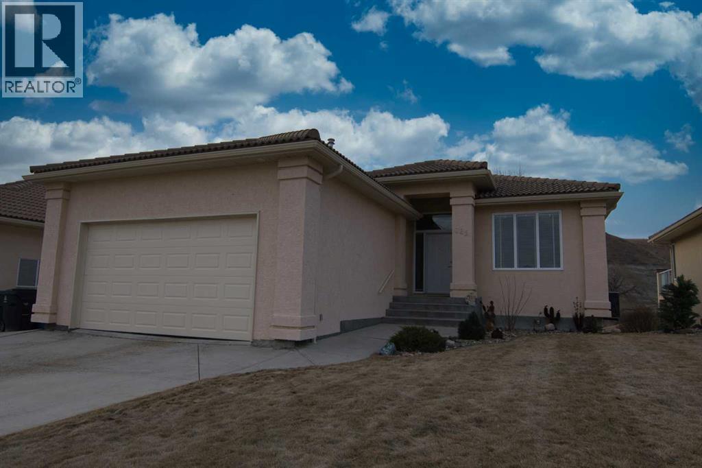 325 Canyon Boulevard W, Lethbridge, Alberta  T1K 6V2 - Photo 1 - A2286467