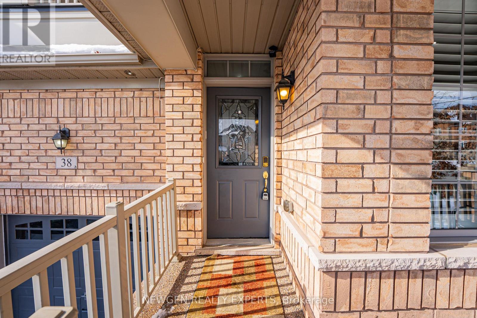 38 Bonnie Braes Drive, Brampton, Ontario  L6Y 0Y5 - Photo 4 - W12797260