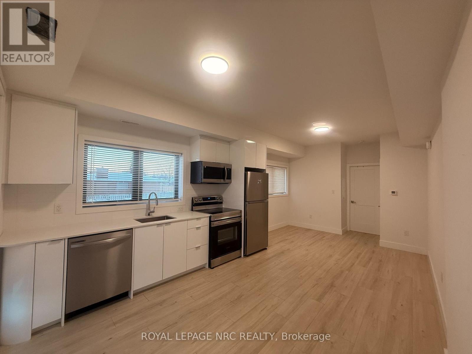 207 - 7277 Wilson Crescent, Niagara Falls, Ontario  L2G 4R8 - Photo 2 - X12797516