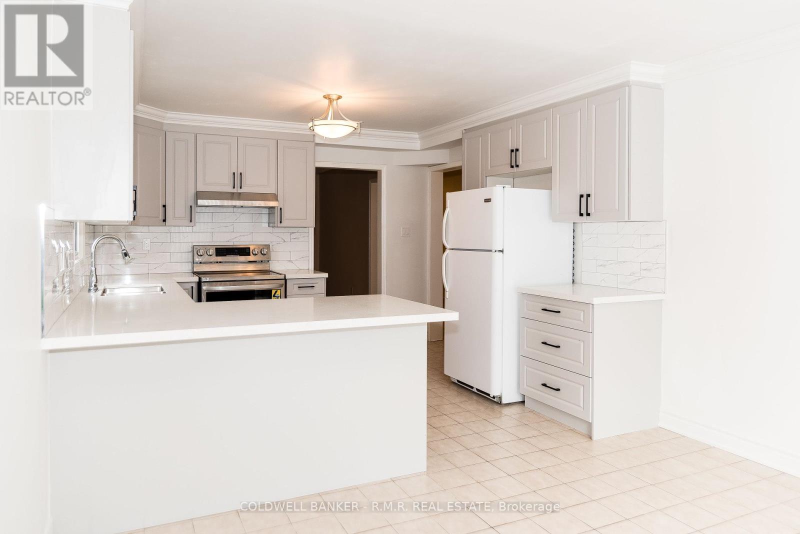 11 Foster Crescent, Whitby, Ontario  L1R 1W1 - Photo 5 - E12797368