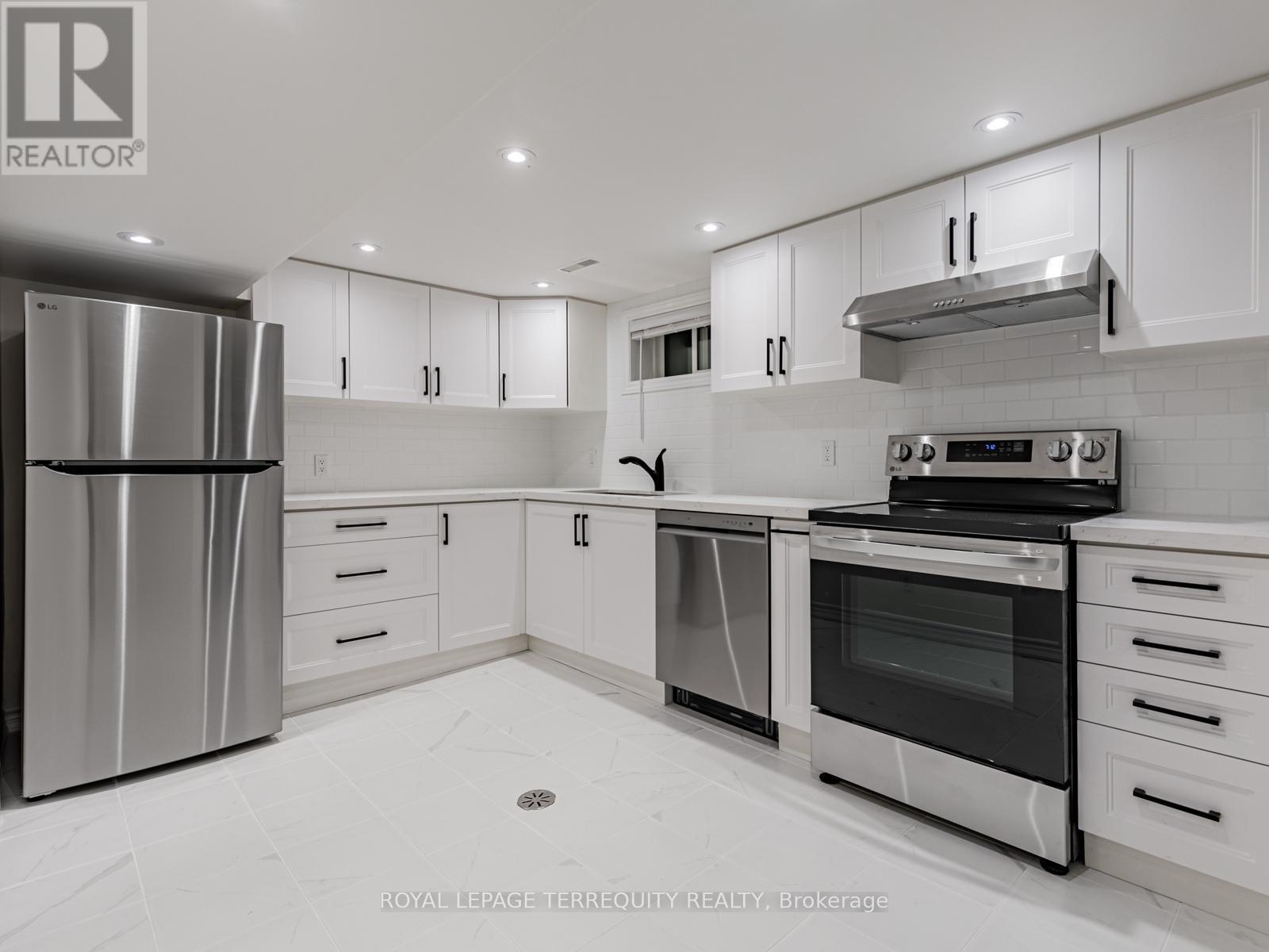 5 Rochelle Crescent, Toronto, Ontario  M2J 1Y3 - Photo 16 - C12792392