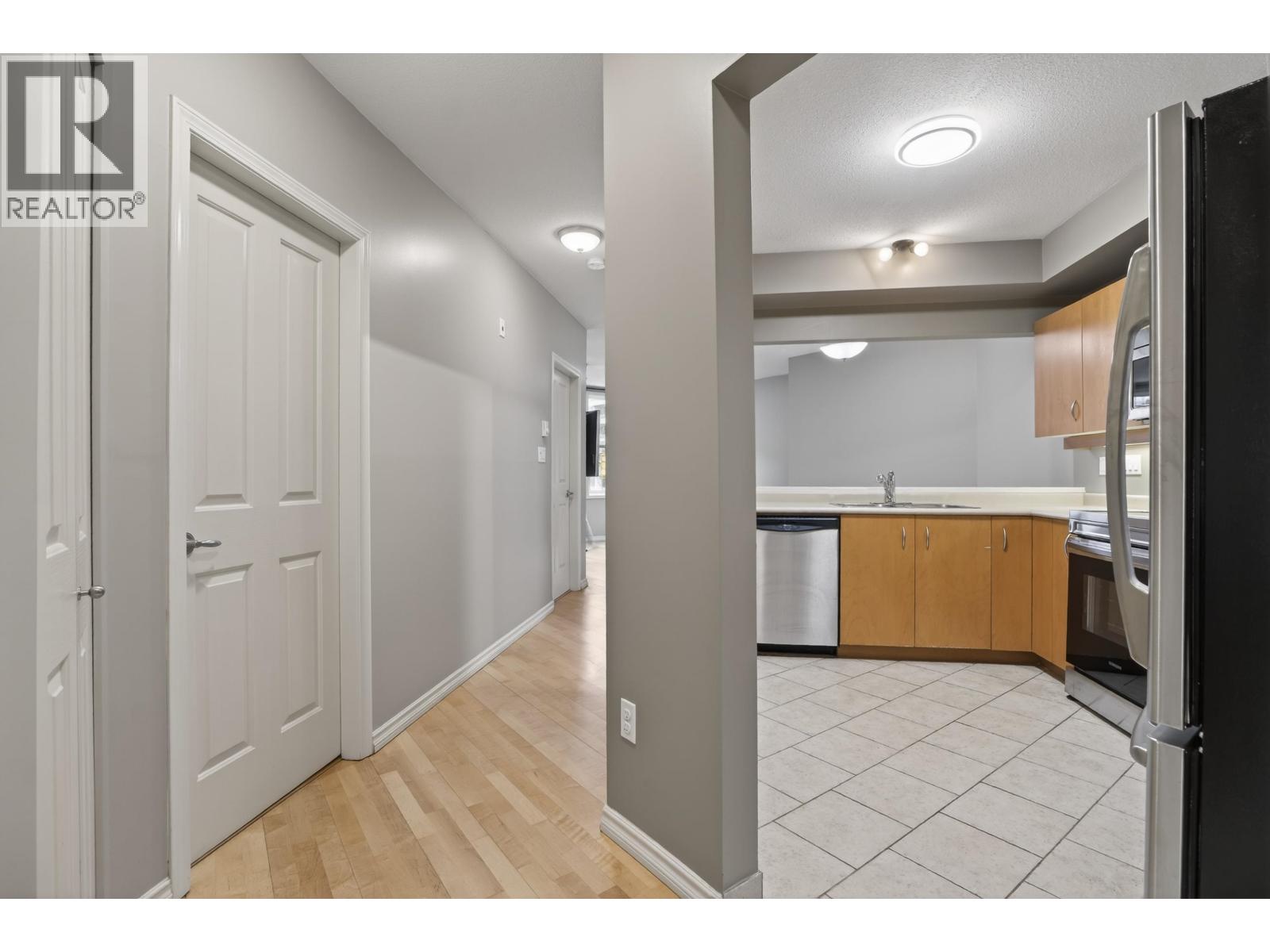 103 108 W Esplanade, North Vancouver, British Columbia  V7M 3M8 - Photo 3 - R3090977