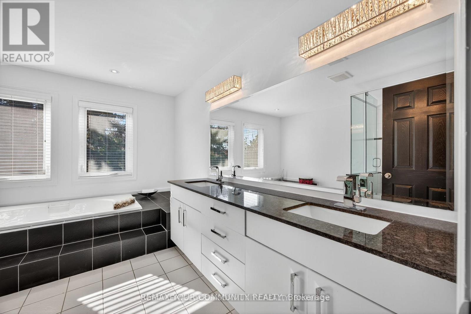 684 Exceller Circle, Newmarket, Ontario  L3X 1P4 - Photo 34 - N12797468