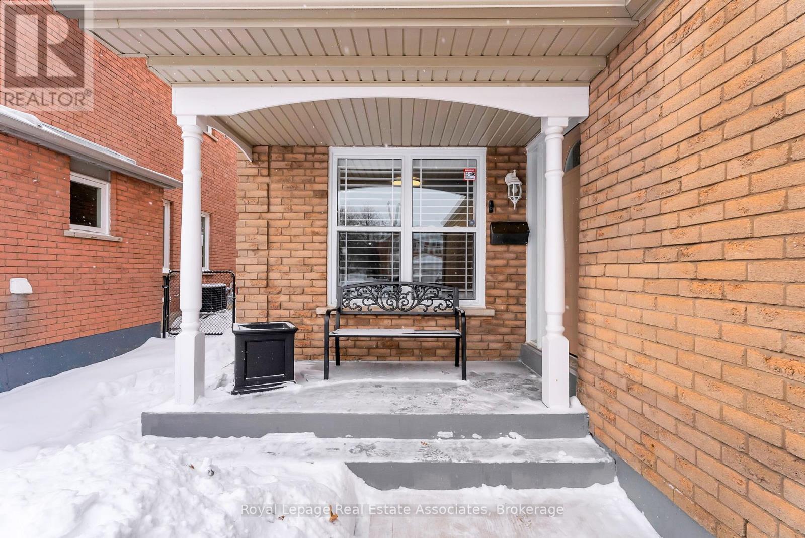 20 Jeremy Place, Brampton, Ontario  L6S 5K6 - Photo 3 - W12797442