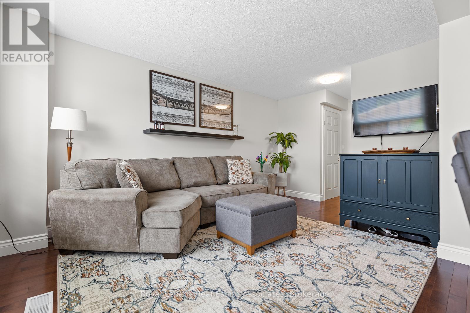 104 Dyer Court, Cambridge, Ontario  N3C 4B9 - Photo 4 - X12797498