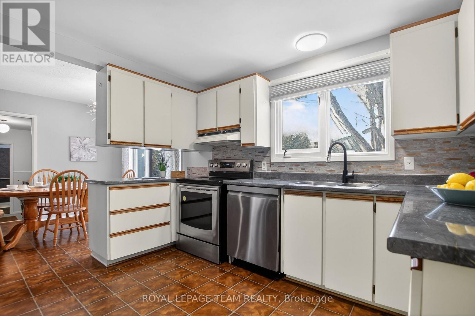 18 Pentland Crescent, Ottawa, Ontario  K2K 1V5 - Photo 16 - X12797618