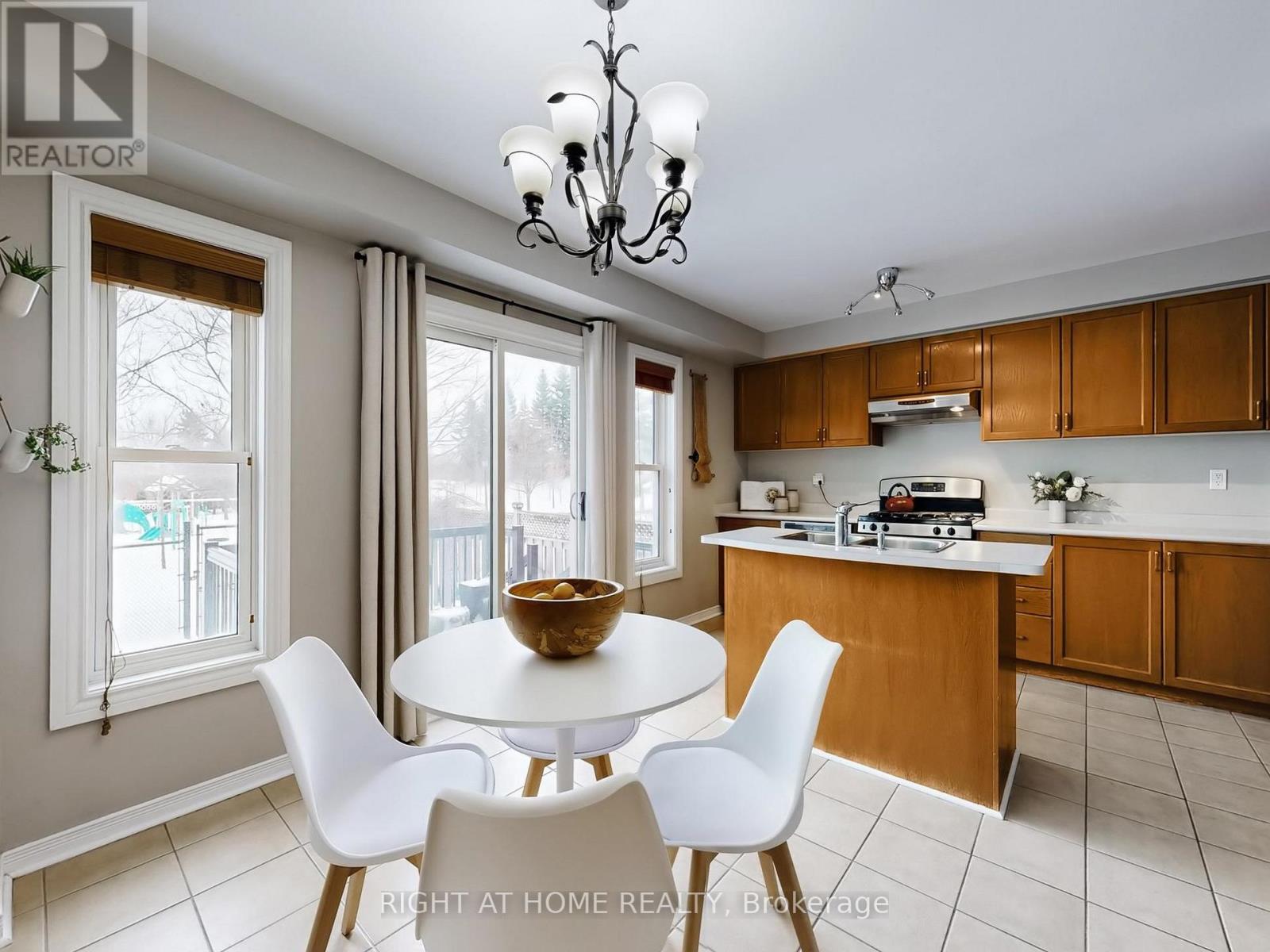 605 Willowick Drive, Newmarket, Ontario  L3X 2A9 - Photo 10 - N12797548